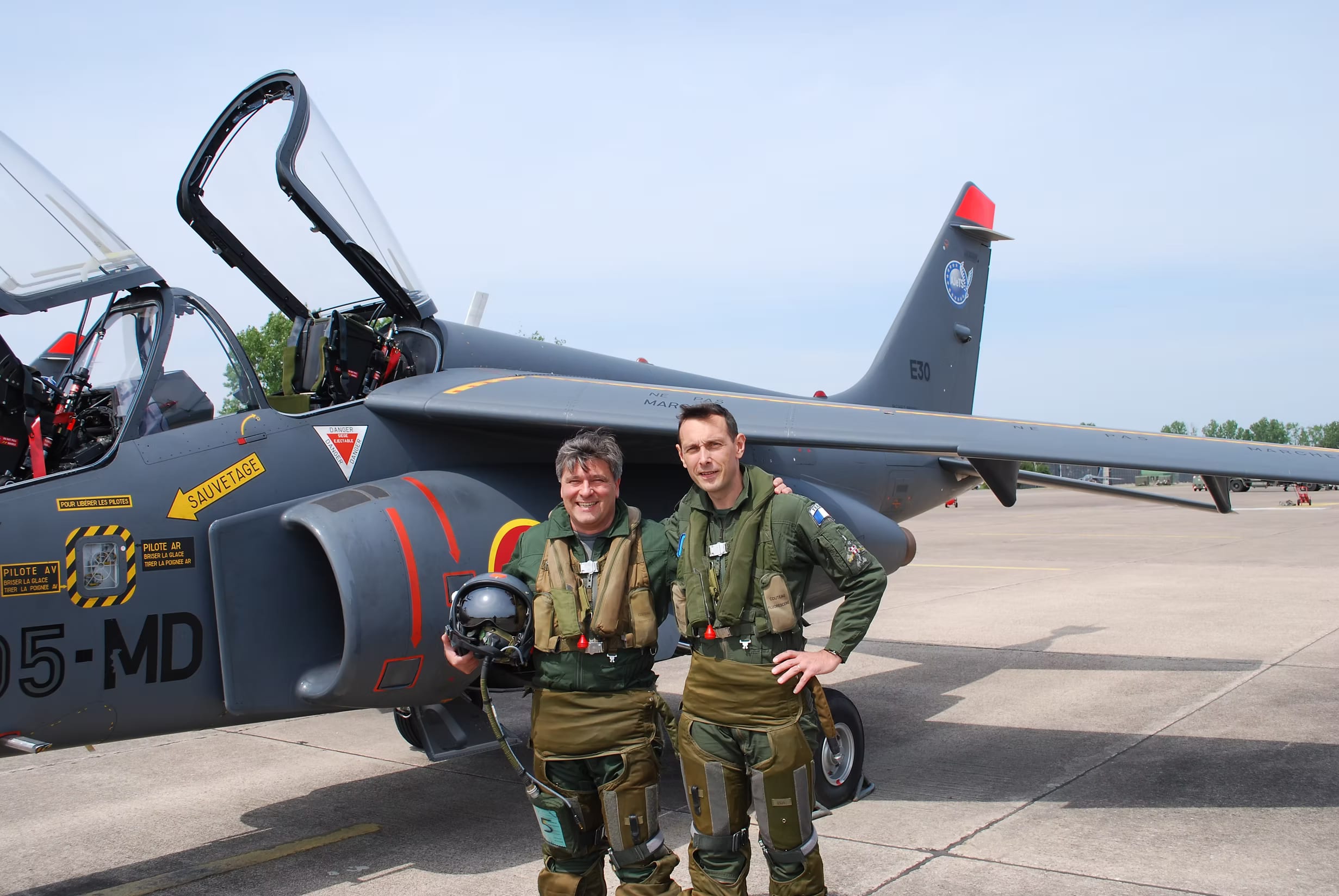 Un équipage devant son Alphajet.