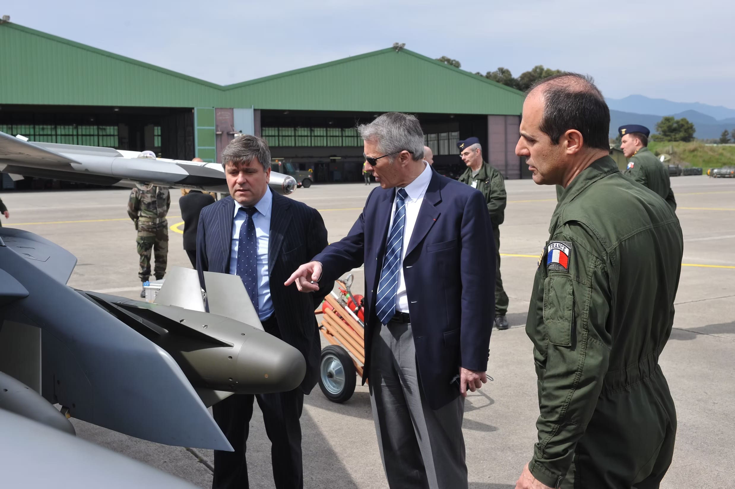 Frédéric Mauro sur le tarmac d'une base aérienne, avec le sénateur Jacques Gautier.