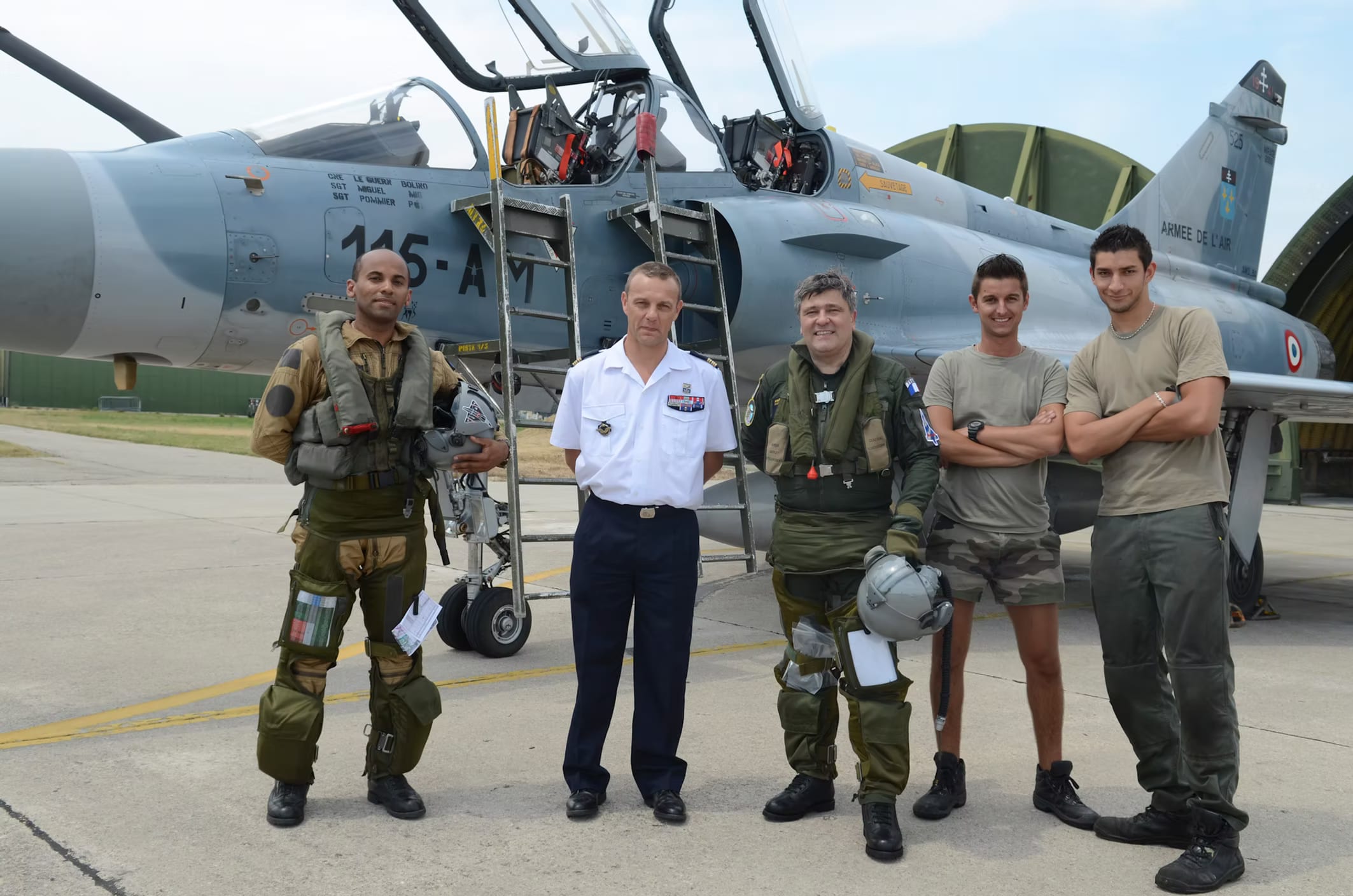 Une équipe au sol devant un Mirage 2000.