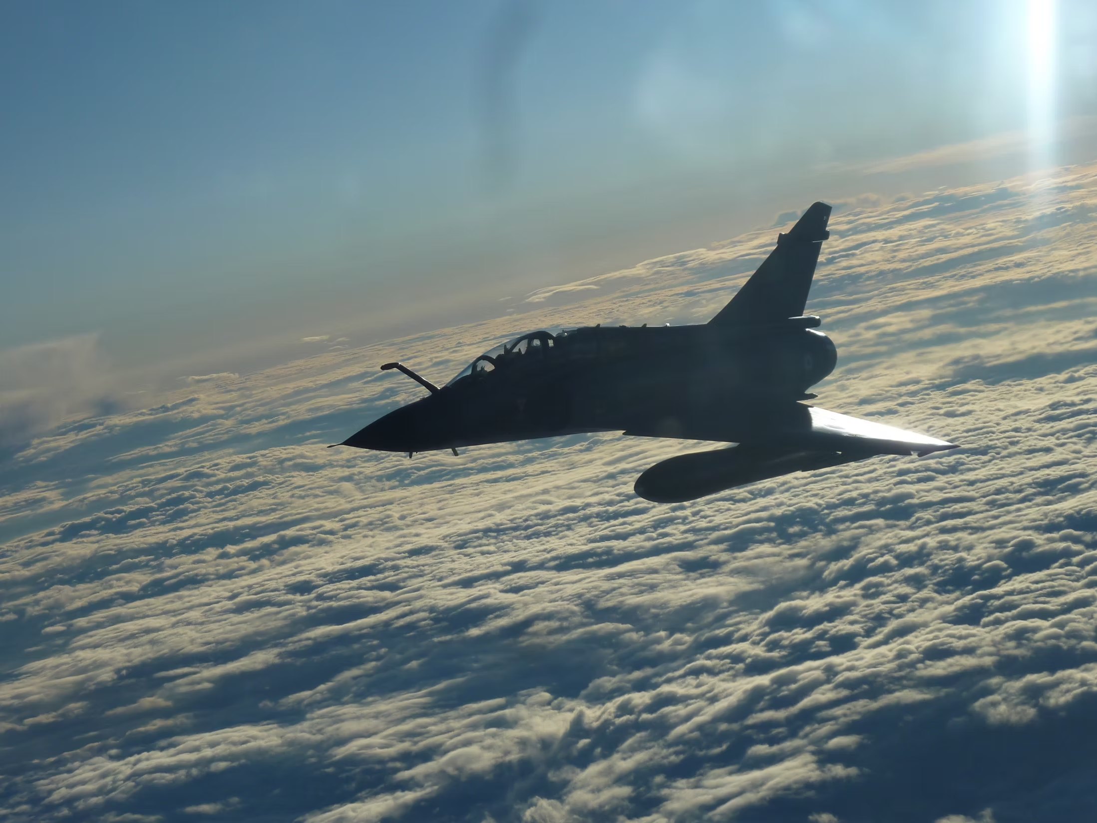 Un Rafale en vol au-dessus des nuages.